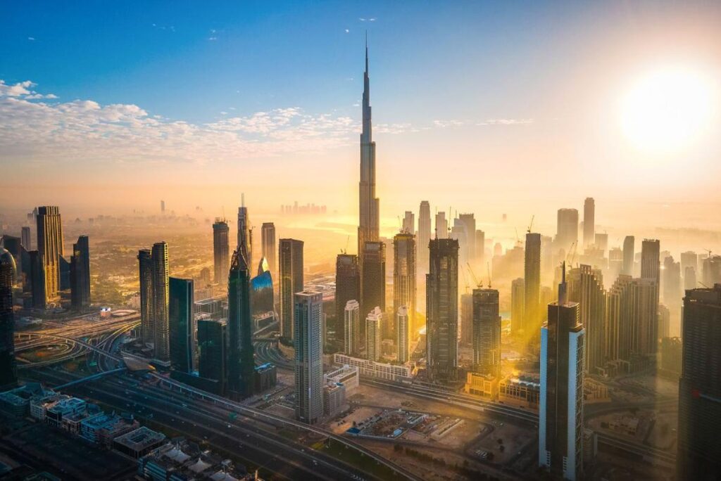 Dubai Skyline mit Wolkenkratzern und seitlicher Sonneneinstrahlung