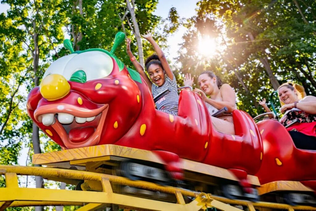 Karls Erlebnis-Dorf plant großes Resort bei Berlin: 4.000 Betten und 5 Themenhotels in Elstal Kinder und Erwachsene in einem Raupenförmigen Waggon einer Achterbahn in Karls-Erlebnis-Dorf Rövershagen