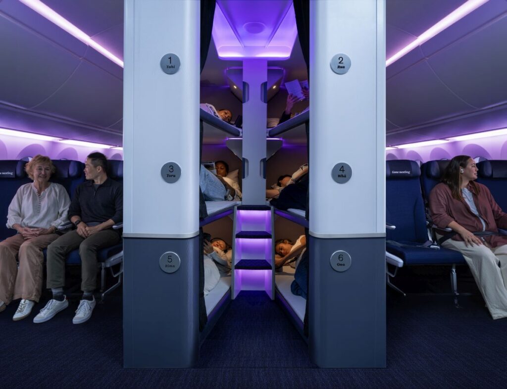 Die Economy Skynest von Air New Zealand sind im Flugzeuginneren in der Mitte zwischen den Sitzreihen angeordnet und beinhalten zwei Reihen mit jeweils drei Etagenbetten, in denen Passagiere schlafen oder ruhen können.