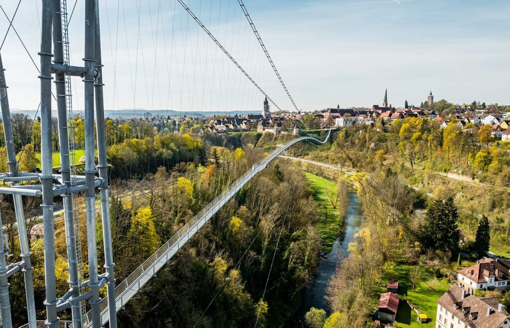 Die Hängebrücke Neckarline vom Pylon über das grüne Neckartal bis zur Altstadt Rottweil