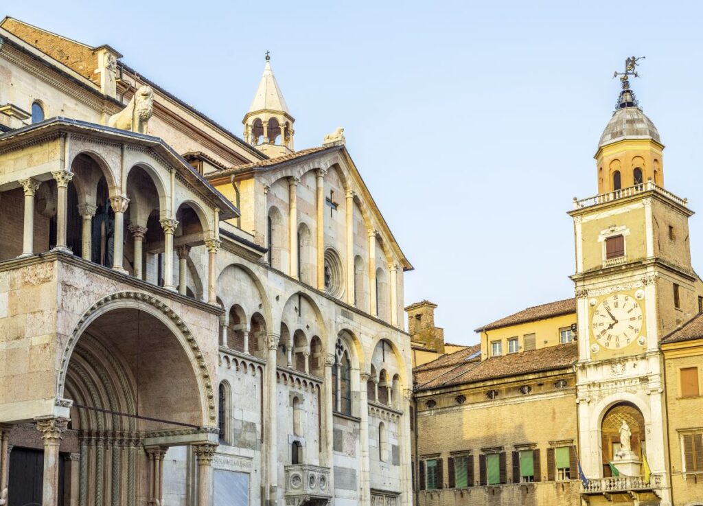 Die beliebte Urlaubsstadt Modena ist der südlichste Punkt der Brennerautobahn, die als eine der wichtigsten Verkehrsrouten nach Italien gilt. Hier sehen wir die Kathedrale Santa Maria und den Palazzo Comunale, das Rathaus der Stadt.