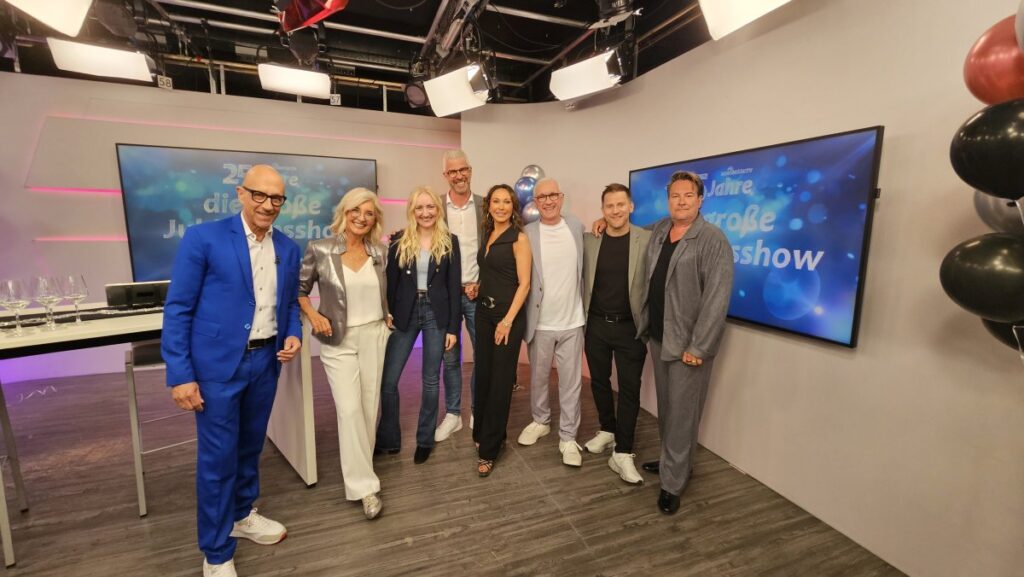 Bei der Live-Zeitreise vergangenen Samstag in seinem Münchner Studio durch ein Vierteljahrhundert Fernsehgeschichte vereinte der Reisesender Moderatoren, frühere Weggefährten, Stammgäste und TV-Legende Harry Wijnvoord.