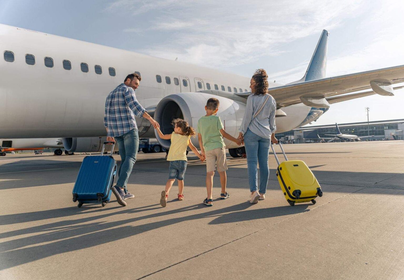 Familie am Flugzeug auf den Weg in den Urlaub
