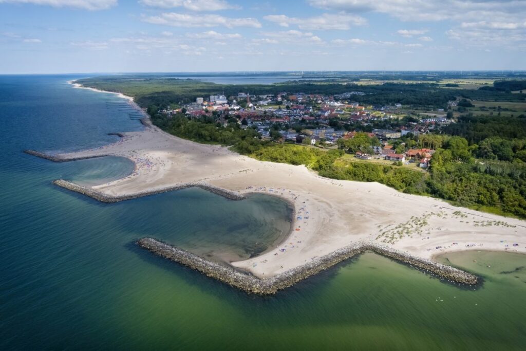 Luftaufnahme des gigantischen Strandprojekts "Dubaj" bei Jaroslawiec an der Ostsee Polens, das inzwischen auch für Urlauber attraktiv ist.