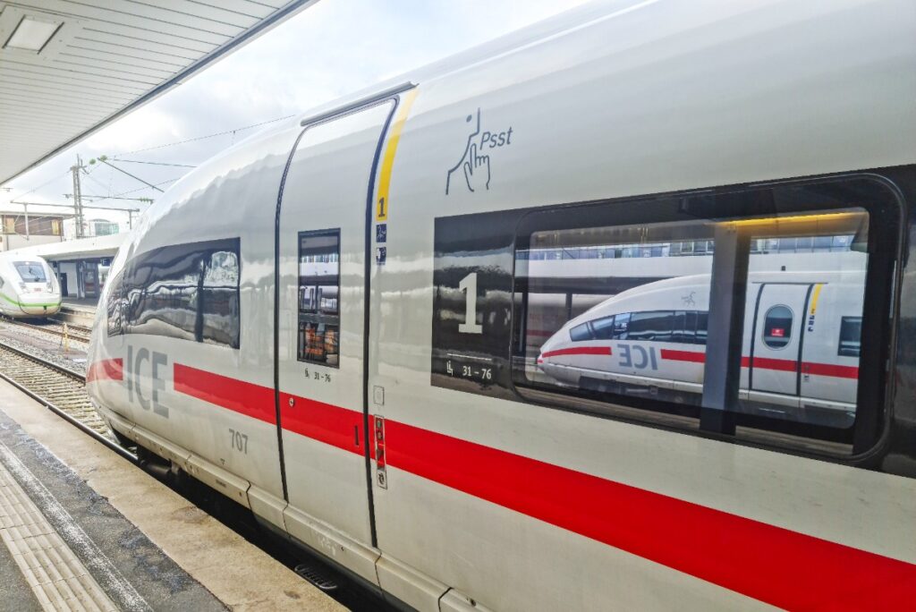 ICE-Zug wartet am Bahnsteig in München