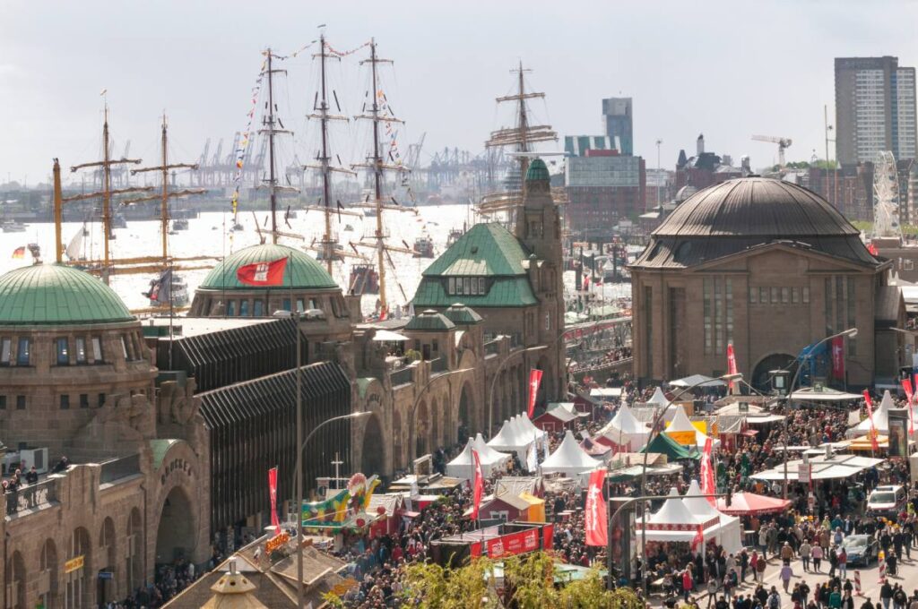 Hamburg Landungsbrücken beim Hafengeburtstag