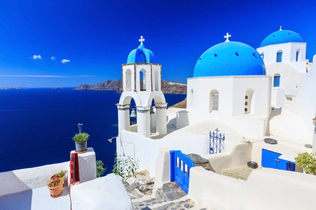Touristenboom in Griechenland: Neue Pläne für mehr Nachhaltigkeit Kirche in Oia an Küste von Santorin, Griechenland
