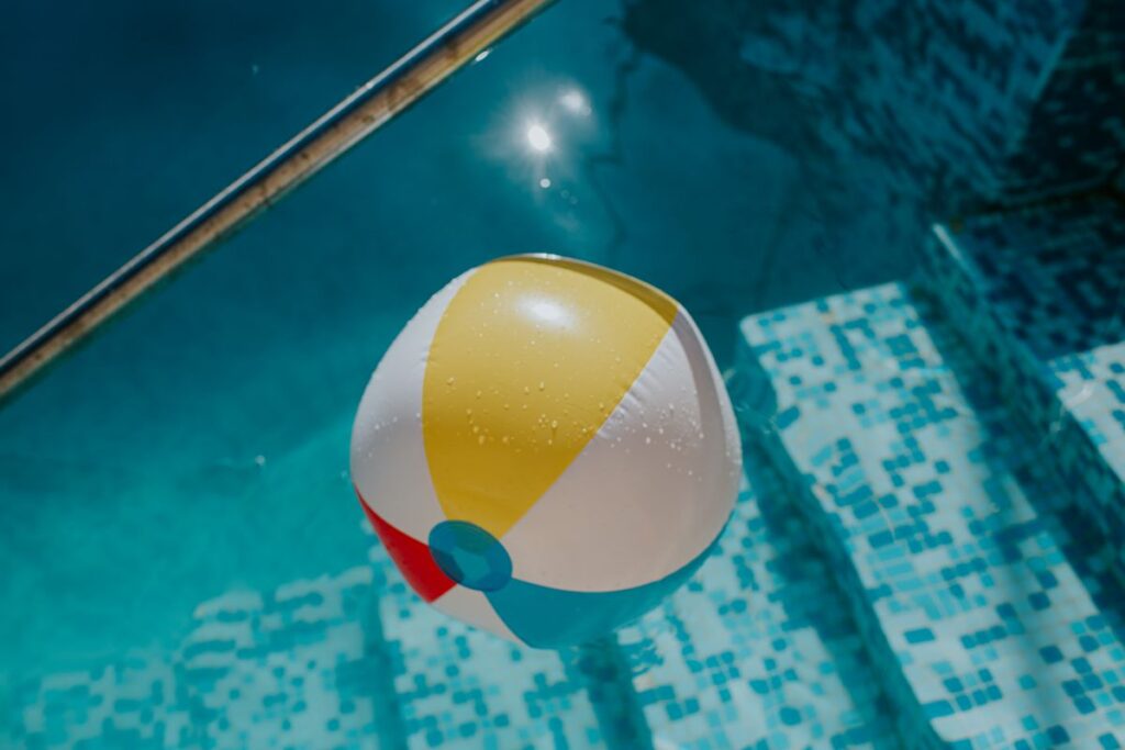 Freibad-Ranking 2026: Bayerisches Waldbad führt Deutschlands Beliebtheitsliste an Ball im Freibad