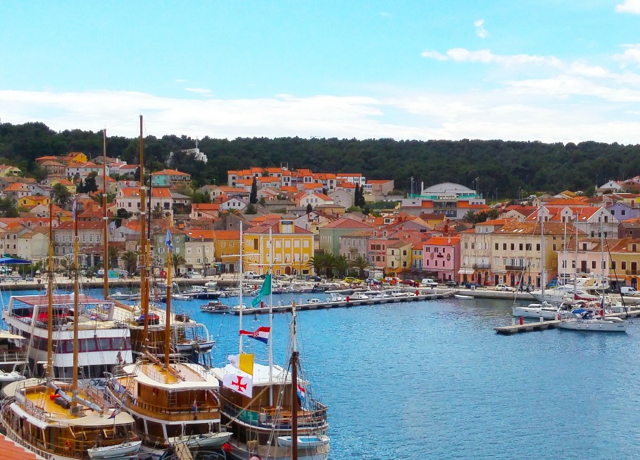 Neu: Direktflüge von Straubing nach Kroatien und Slowenien Der Hafen von Mali Lošinj