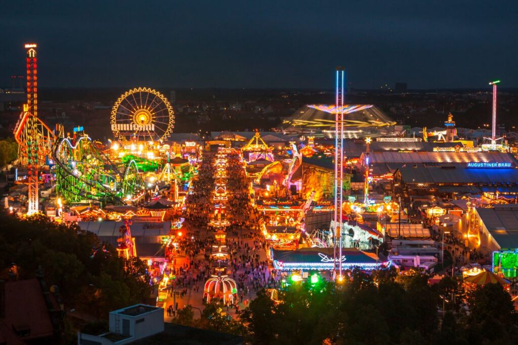 München: Aufbau des Oktoberfests 2026 kann nach Gerichtsentscheid wie geplant starten Münchner Oktoberfest bei Nacht Wiesn