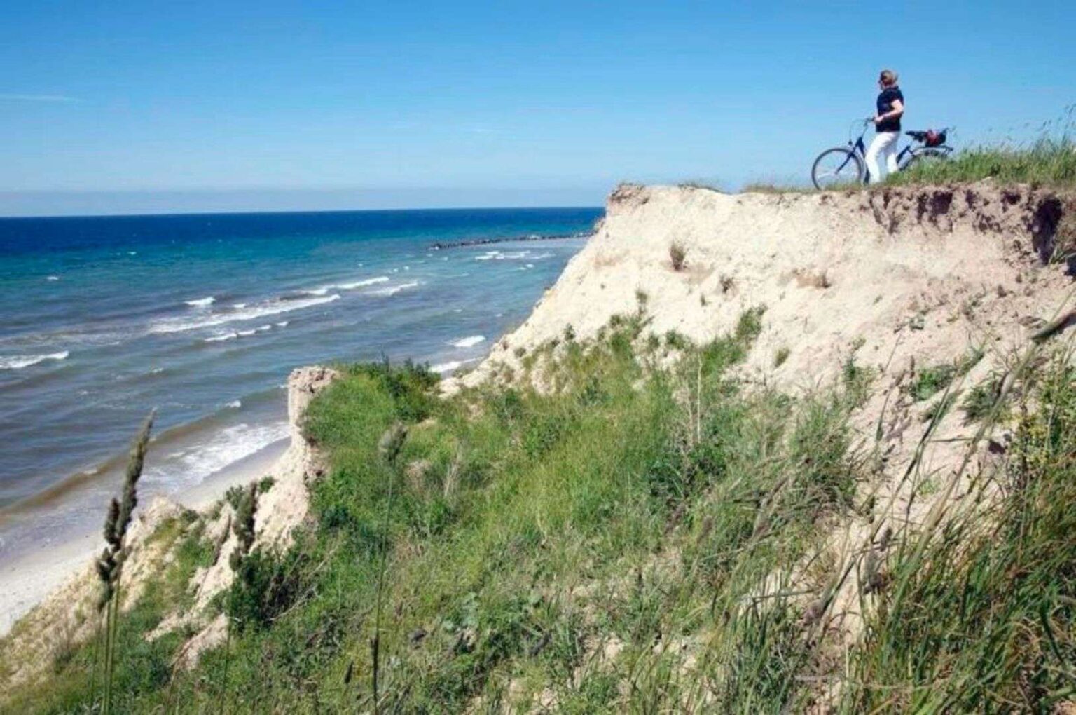 Best Tourism Villages: Fünf deutsche Gemeinden kämpfen um die begehrte UN-Auszeichnung Radfahrerin genießt Aussicht auf die Ostsee