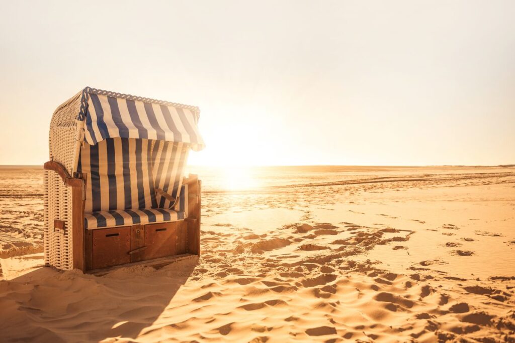 Deutschlands beliebteste Strände 2026: St. Peter-Ording übernimmt die Spitze Strandkorb am Strand im Sonnenschein