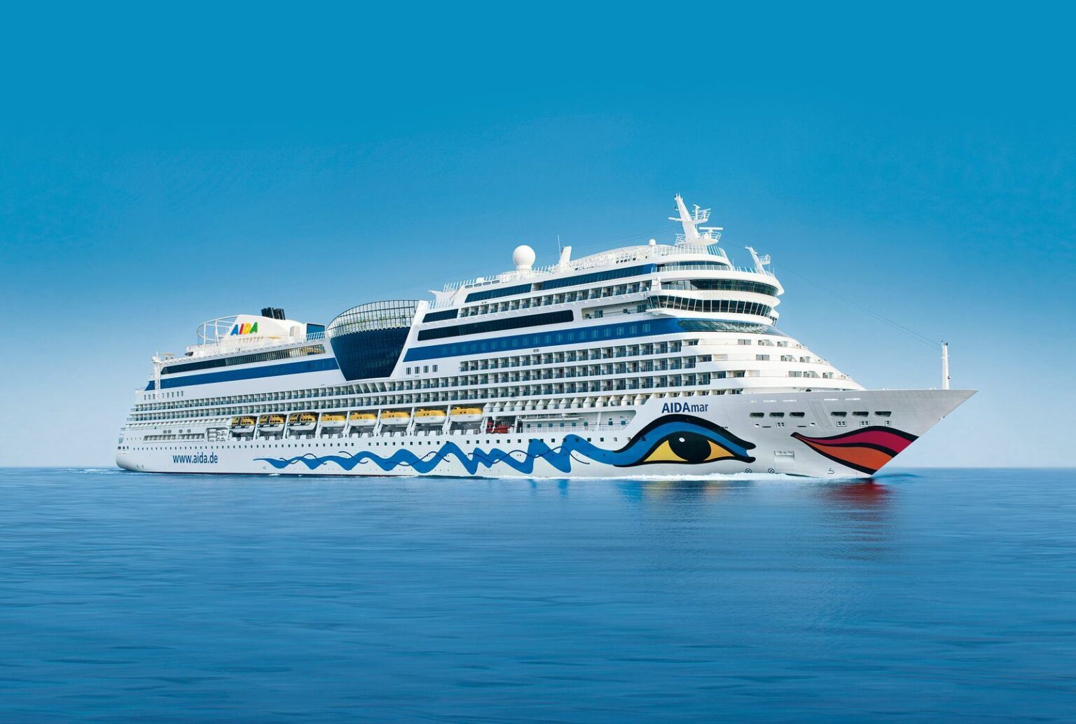 AIDA sagt Orient-Kreuzfahrten für Winter 2027/2028 ab Kreuzfahrtschiff AIDAmar auf dem Meer von der Seite