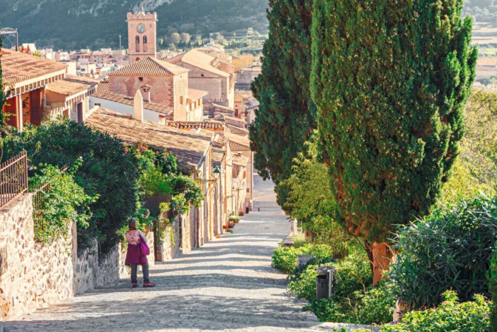 Playa de Palma setzt auf Drohnen und Kontrollen für mehr Sicherheit Gasse mit Häusern und Bäumen auf Mallorca