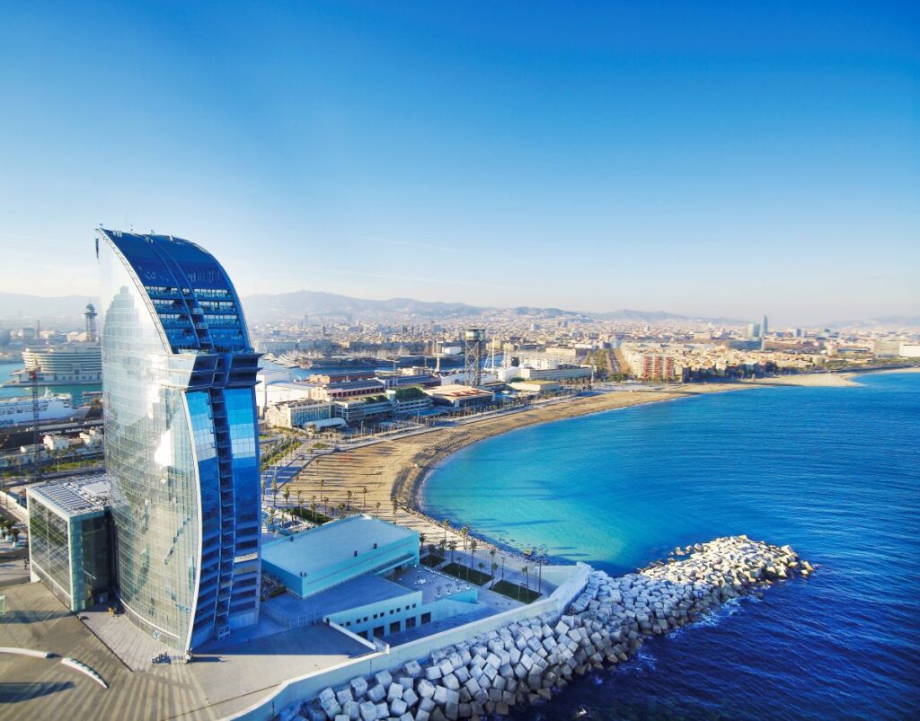 Hafen in Barcelona mit Blick auf Wolkenkratzer und Meer