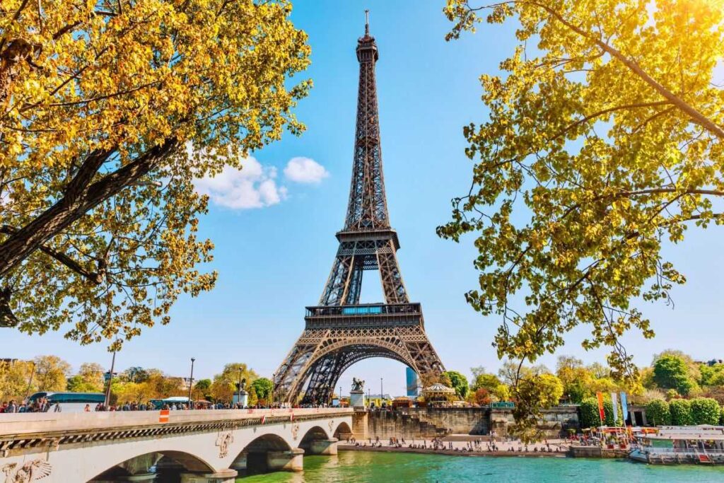Eiffelturm wird zum Kino: Kostenloses Filmfestival sorgt für besonderes Erlebnis in Paris Eiffelturm in Paris, umrahmt von herbstlich gelb gefärbten Bäumen