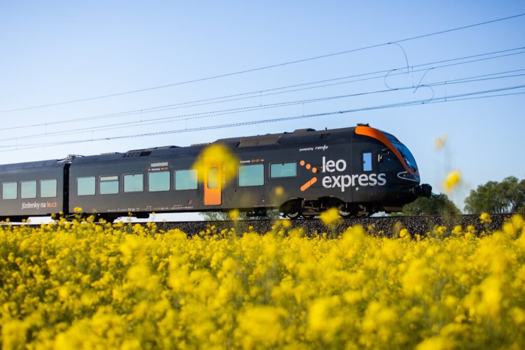 Neue Zugverbindungen: Leo Express bietet günstige Tickets nach Tschechien und Polen Zug von Leo Express auf der Fahrt durch die Landschaft vor goldgelben Kornfeld