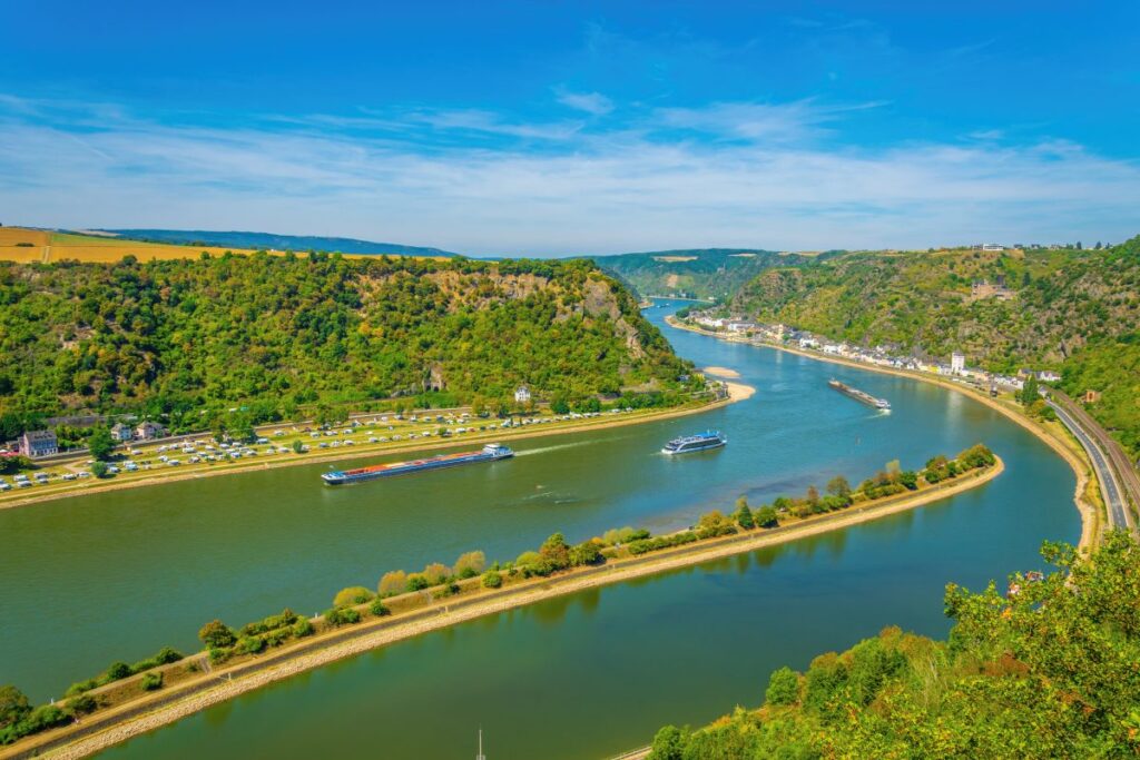 Rhein-Flusskreuzfahrten: Niedrigwasser setzt die Schifffahrt unter Druck Blick auf den Rhein Richtung St. Goarshausen