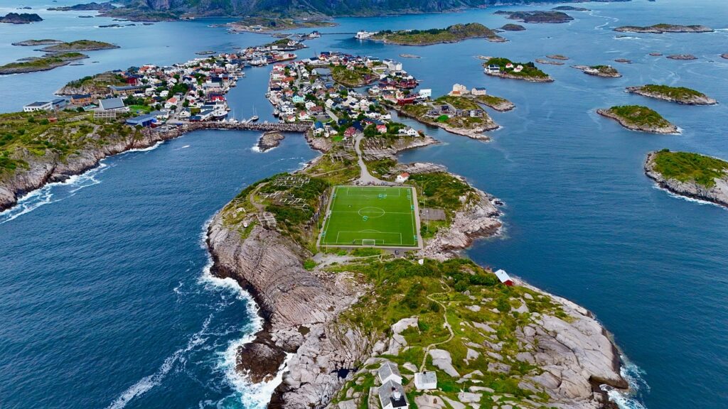 Gebühren-Schock auf den Lofoten: Wer ab 2027 3% Steuerzuschlag zahlen muss Luftbild auf die Lofoten am Tag. Größere und kleinere Inseln zu sehen, umgeben von Wasserstraßen