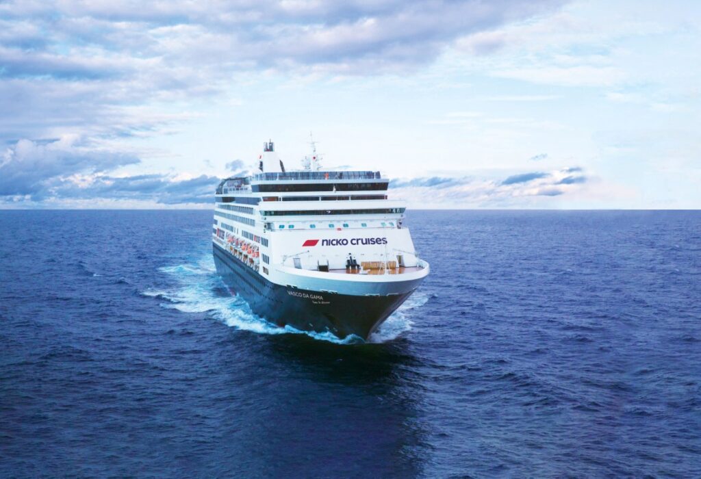 Vasco da Gama zurück: Kreuzfahrtschiff soll ab 16. Juli 2026 wieder starten Die Vasco da Gama von nicko cruises auf dem Meer