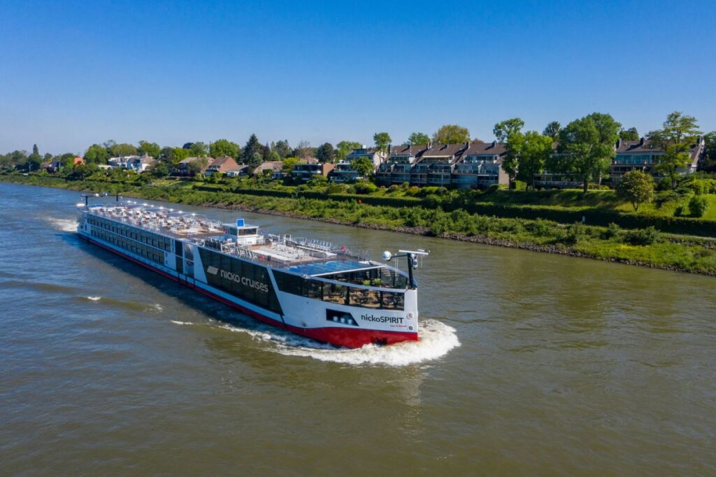 Singlereisen: Wie nicko cruises Alleinreisende per App vernetzen will Die SPIRIT von nicko cruises auf einem Fluss