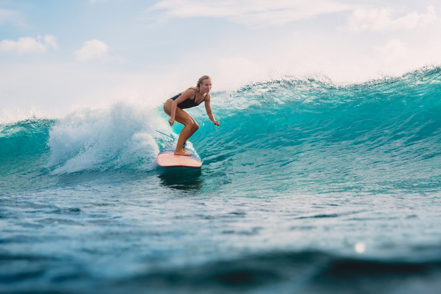 Madrid bekommt Europas größte Surf-Lagune: Neuer Freizeit-Hotspot soll 2027 eröffnen Surferin reitet Welle im Meer