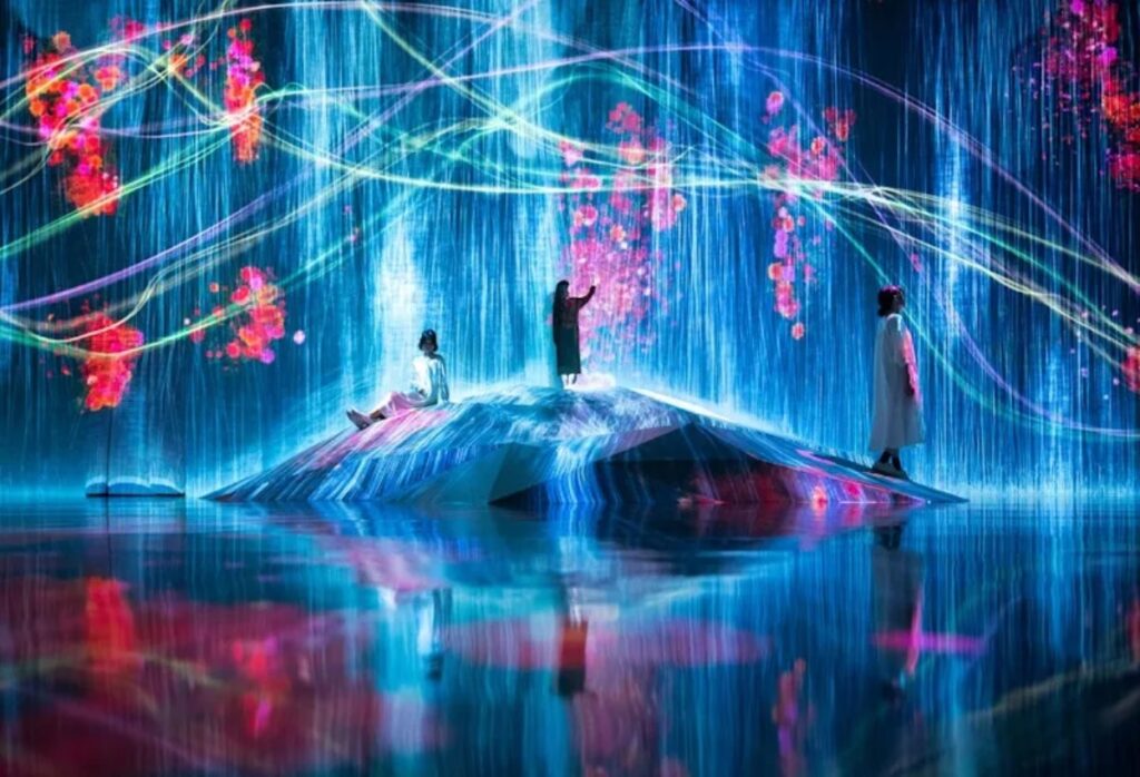 Hamburg: Größte digitale und immersive Kunstausstellung Europas kurz vor Eröffnung Person befindet sich in einem farbenfrohen, leuchtenden Raum mit Lichtprojektions-Kunstwerk