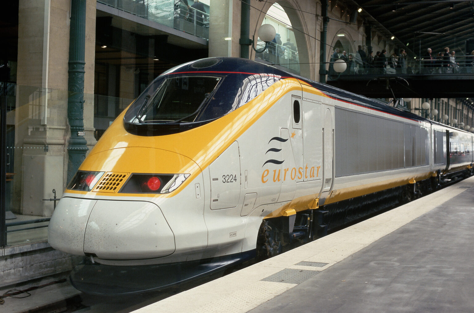 Konkurrenz für Eurostar: Virgin Trains plant 20 tägliche Eurotunnel-Verbindungen ab 2030 Ein gelb-weißer Eurostar-Zug steht am Bahnsteig des Pariser Gare du Nord