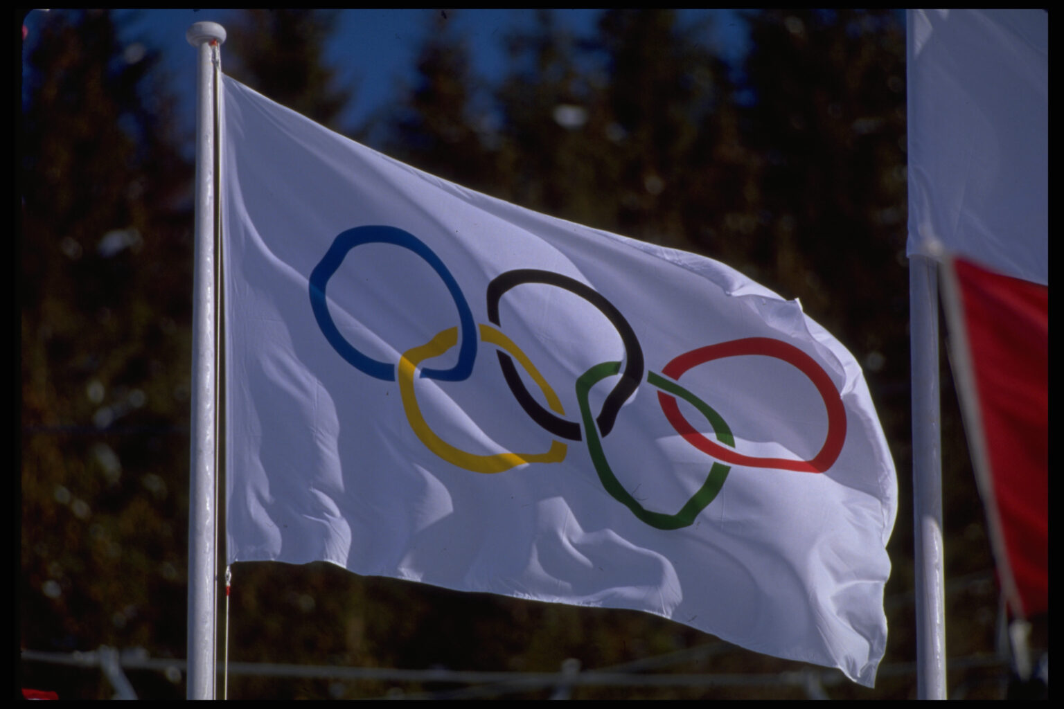 Der Countdown läuft: In einem Monat fällt die deutsche Olympia-Entscheidung Weiße Flagge mit den fünf Olympischen Ringen