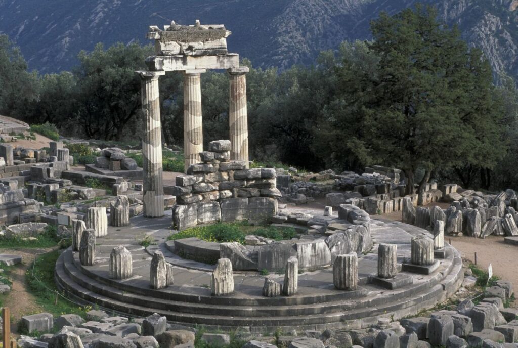 Griechenland im August: Mehr als 120 antike Stätten kostenlos erleben Griechenland: Ruinen der Stadt Delphi