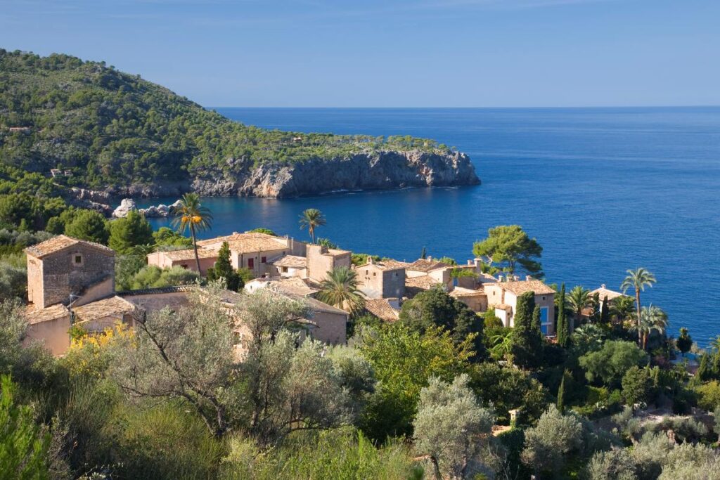 Wasserknappheit auf Mallorca: In diesem Ferienort wird drei Tage pro Woche das Wasser abgestellt Der Ort Llucalcari auf Mallorca mit Blick auf die Häuser und das Mittelmeer