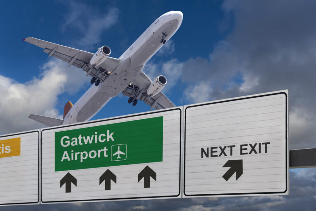 London Gatwick startet ersten Parkroboter am Flughafen in Großbritannien Flugzeug fliegt über Gatwick Airport Straßenschild