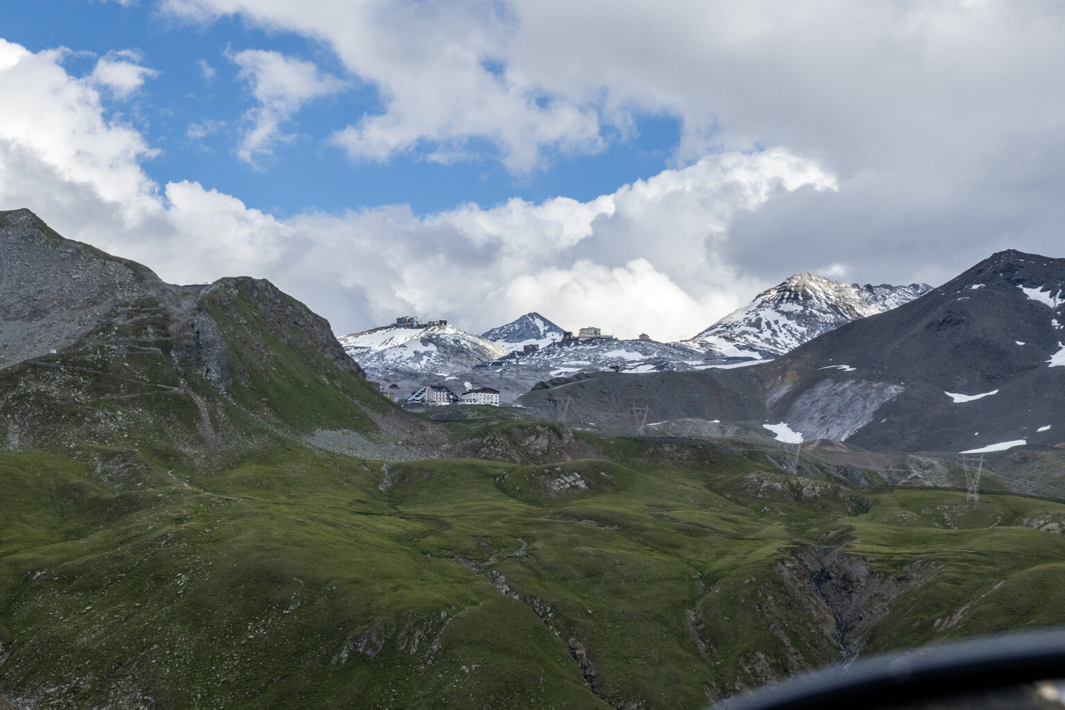 Anhaltende Hitze: Letztes Sommer-Skigebiet Europas schließt frühzeitig Stelvio Pass im Sommer mit schneebedeckten Bergspitzen oben