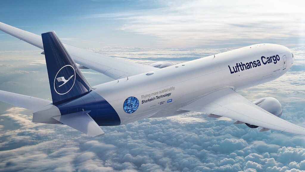 Wie Lufthansa mit künstlicher Haifisch-Haut Kerosin sparen will Eine Lufthansa-Maschine über den Wolken