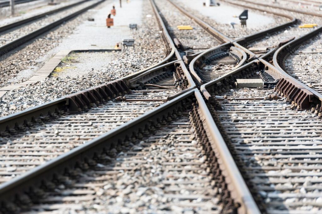 Nur 2 Kilometer Schiene: Diese neue Verbindung ermöglicht die längste Zugreise Europas – von Lappland bis zur Algarve Die Weichen sind gestellt: Zwei sich kreuzende Bahngleise.