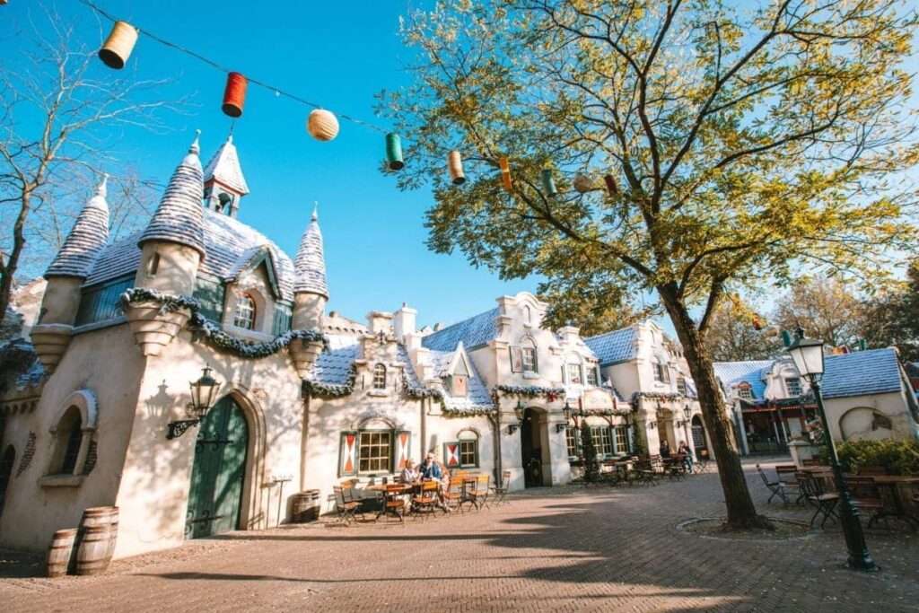 Bild zeigt einen Themenbereich mit Lokalitäten vom Freizeitpark Efteling