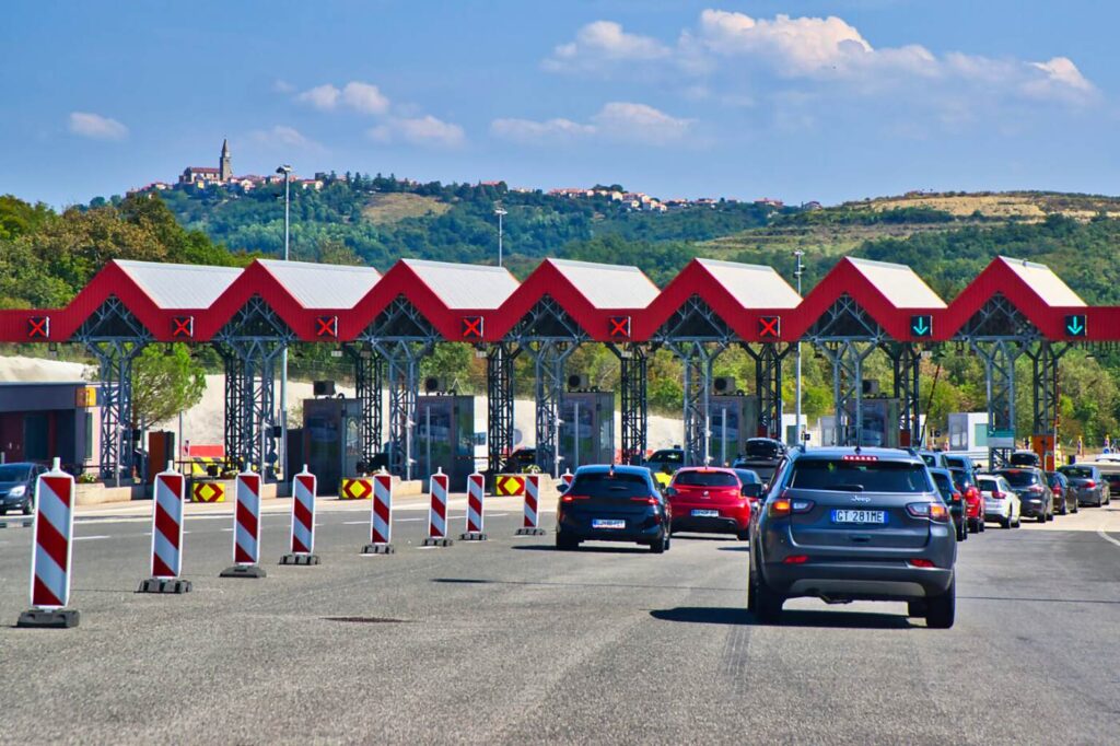 Digitale Maut in Kroatien: Was sich für Urlauber ab 2027 ändert Mautstation bei Pula, Kroatien
