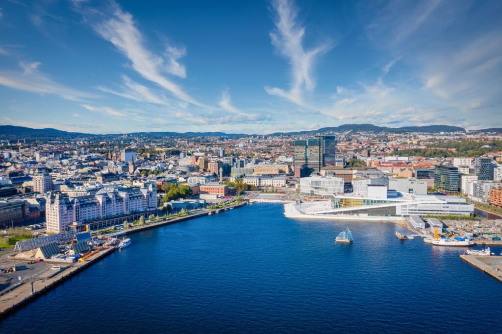 Neue Passagierabgabe ab 2027: Oslo will Kreuzfahrtgäste zur Kasse bitten Blick auf den Hafen Oslo und das Opernhaus