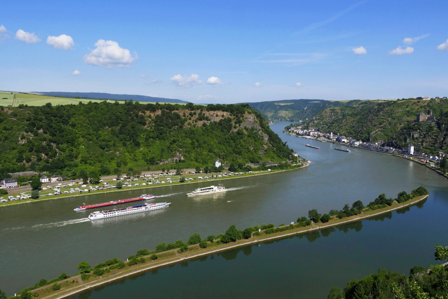 Chinesischer Flussreisespezialist Century Cruises baut zweites Schiff für Europa Flusskreuzfahrtschiffe auf dem Rhein zwischen grüner Uferlandschaft