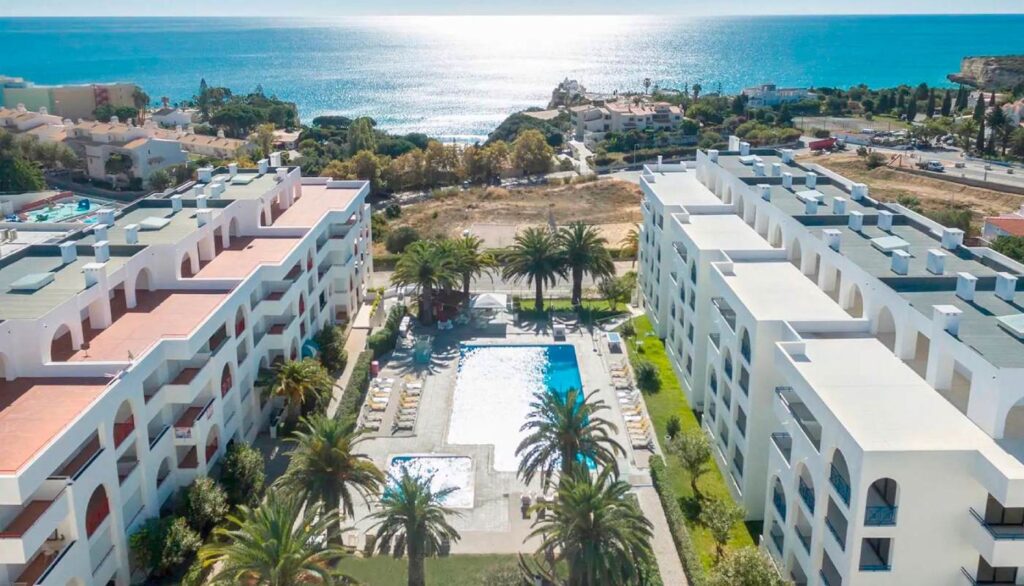 Sommer verlängern an der Algarve ab 499 Euro: Meerblick, Flug und Mietwagen inklusive Ukino Terrace Algarve in Portugal - Luftaufnahme des Hotels