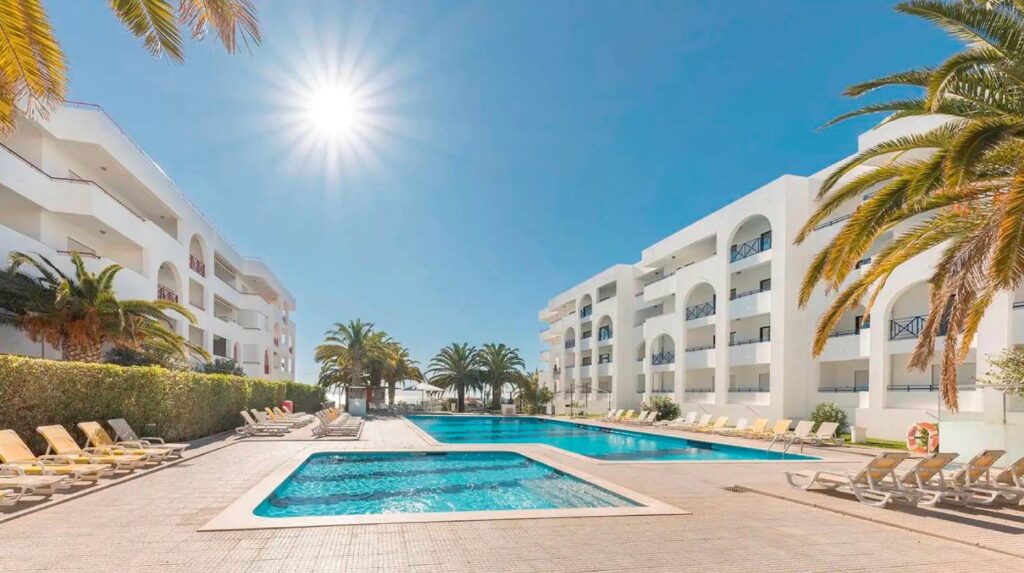 Hotel Ukino Terrace Algarve in Portugal - Anlage mit Pool und Palmen