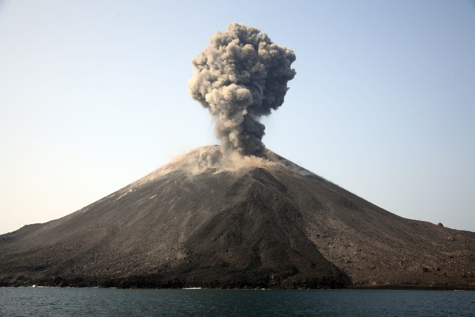 Nach Vulkanausbruch: Flughäfen in Indonesien öffnen wieder Beim Ausbruch des Vulkans Anak Krakatau in Indonesien steigt eine dichte Aschewolke auf