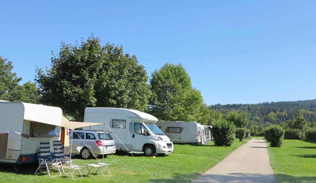 Neues Ranking für 2026: Diese Campingplätze in Europa ziehen die meisten Urlauber an Campingplatz mit Campingmobilen im Schwarzwald, Deutschland