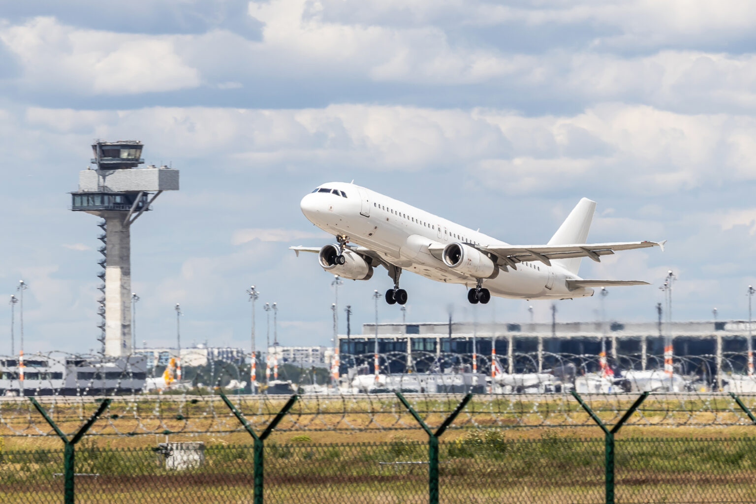 Flugpreise steigen weiter: Condor-Chef fordert Kostensenkung Startendes Passagierflugzeug Airport BER