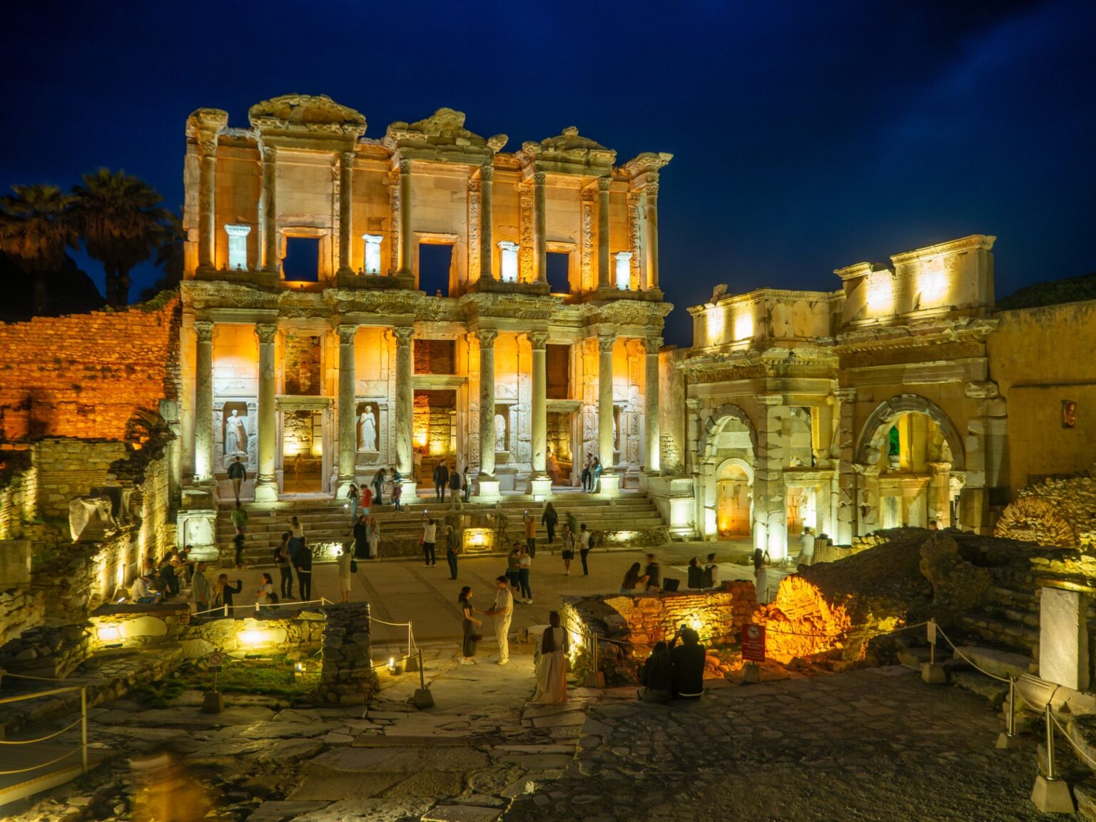 Zahlreiche Menschen besuchen am Abend die stimmungsvoll beleuchtete antike Metropole Ephesos.