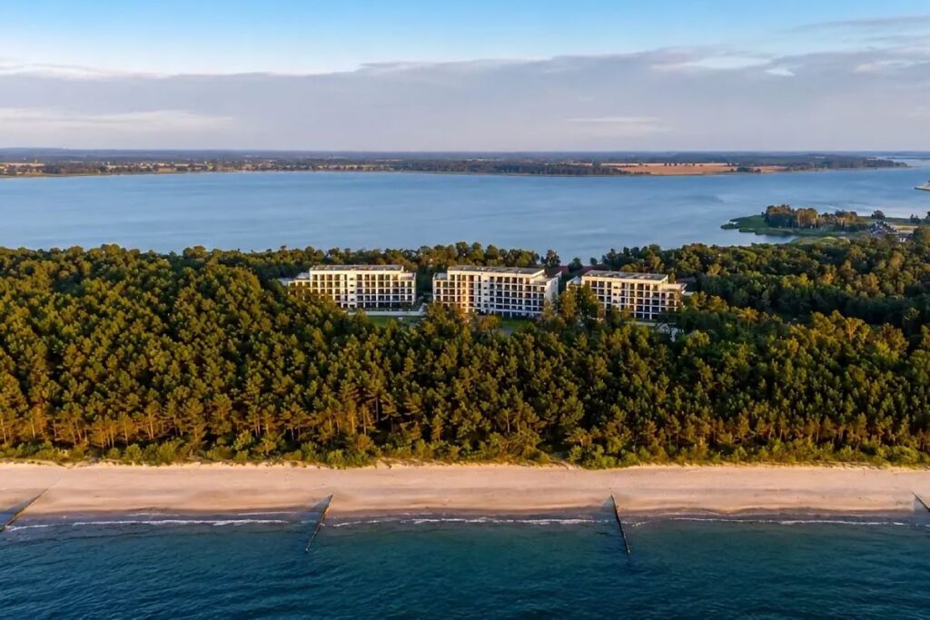 Auszeit an der polnischen Ostsee: 4 Nächte zahlen, 5 bleiben im neuen 4-Sterne-Superior-Wellnessresort ab 259 Euro Essense Baltic Resort & Spa in Polen