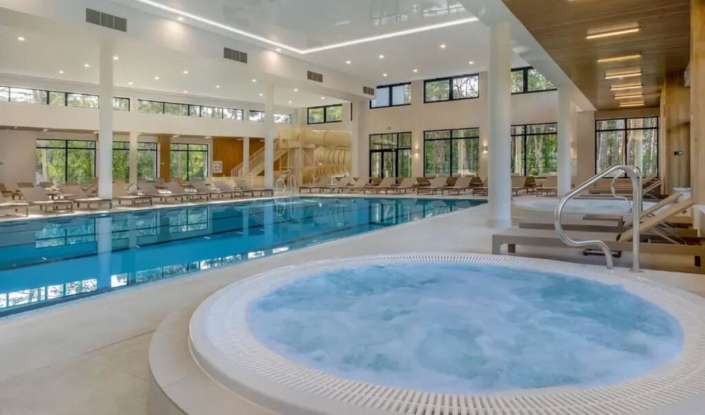 Wirlpool und Swimmingpool im Essense Baltic Resort & Spa in Polen