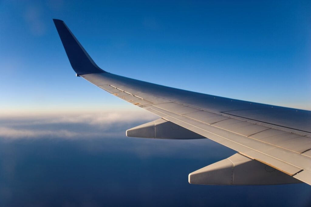 Flughafen Neapel im November 2026 komplett geschlossen: Was Reisende jetzt beachten sollten Flugzeug in der Luft