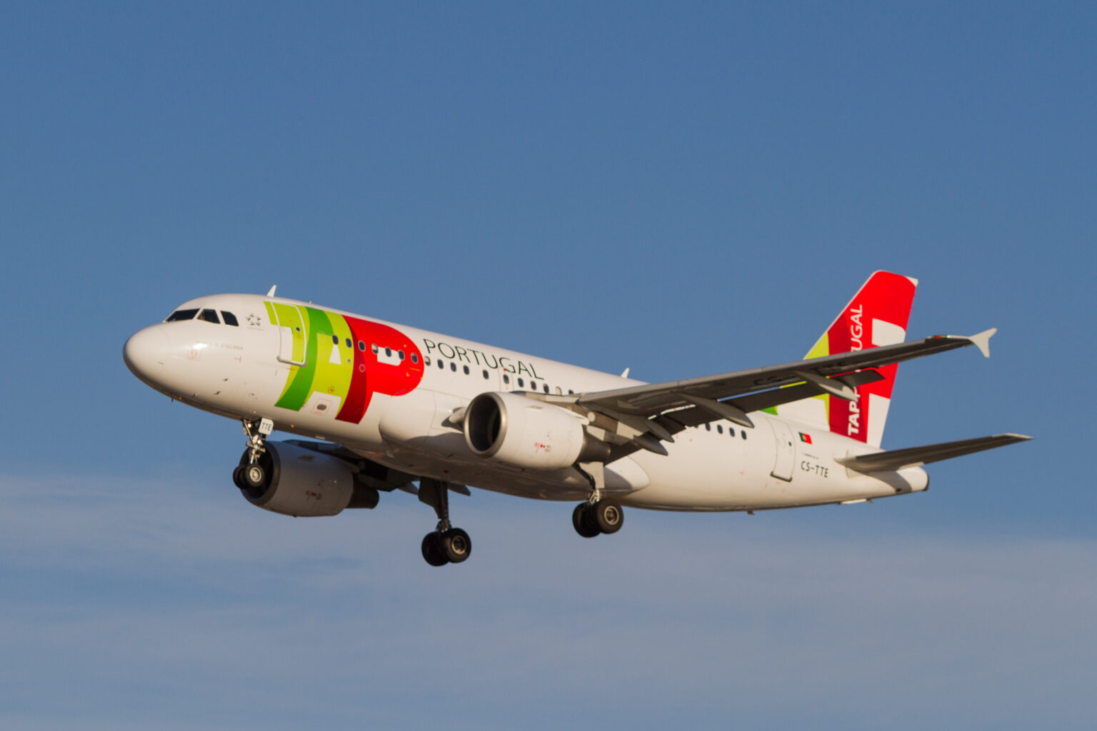 Ein Flugzeug der portugiesischen Airline TAP vor blauem Himmel