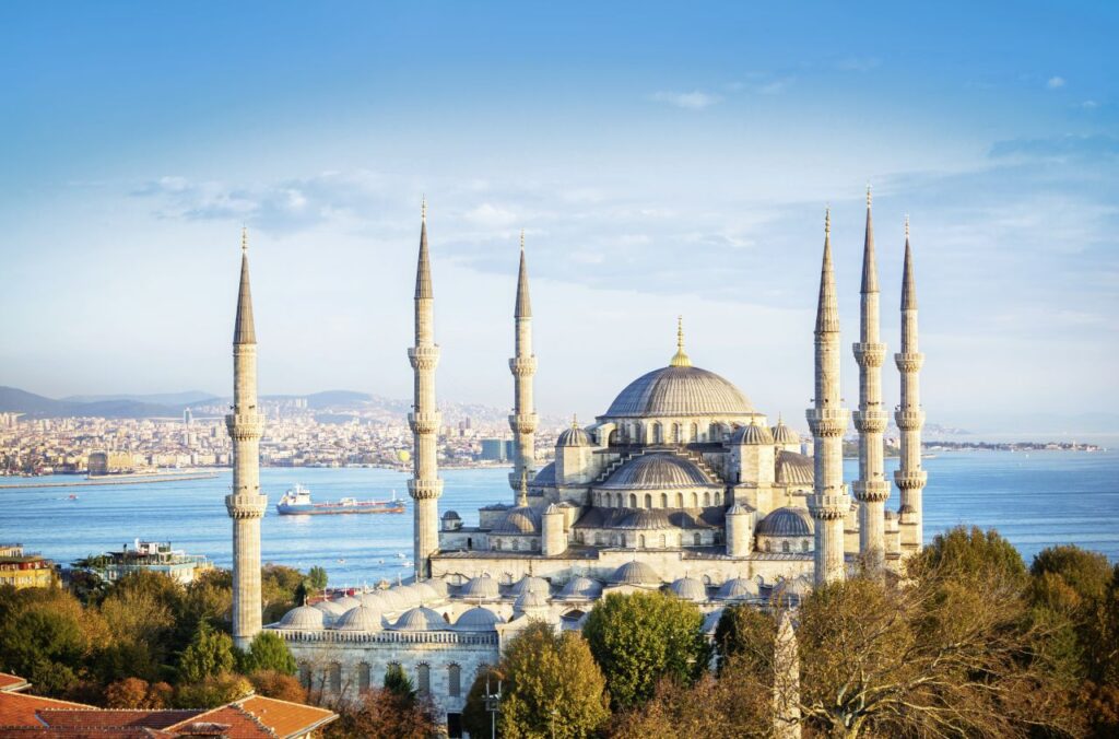 Überschwemmungen in Griechenland und der Türkei: Was Urlauber wissen sollten Blaue Moschee in Istanbul am Ufer des Bosporus